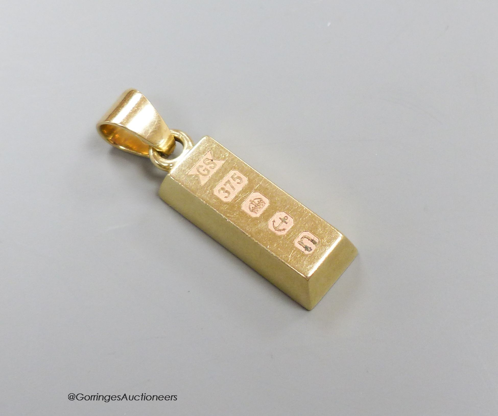 A 9ct. ingot pendant, 14.9g.